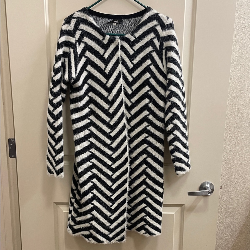 Sioni Black and White Chevron Cardigan